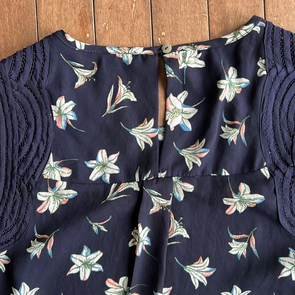 Sleeveless Navy Floral Blouse Size Small - Picture 8 of 8